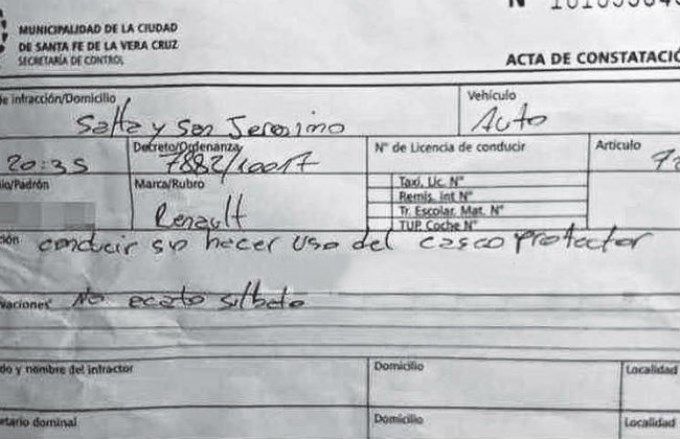 Multan a automovilista por no llevar casco