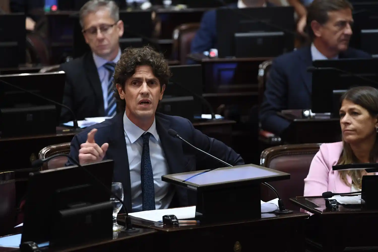 Lousteau votó aumentarse las dietas casi escondiendo su mano y fue duramente cuestionado.