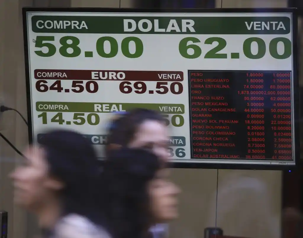 En el segundo día con el nuevo cepo, el dólar descendió y cotizó a 63,41 pesos