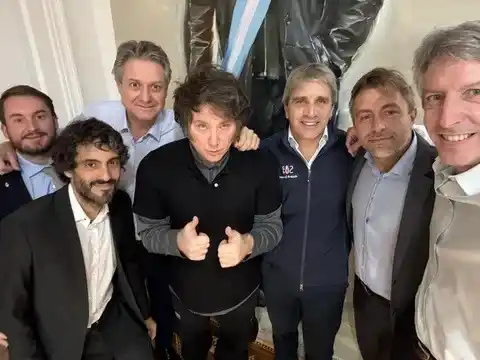 El presidente Milei junto al equipo económico.