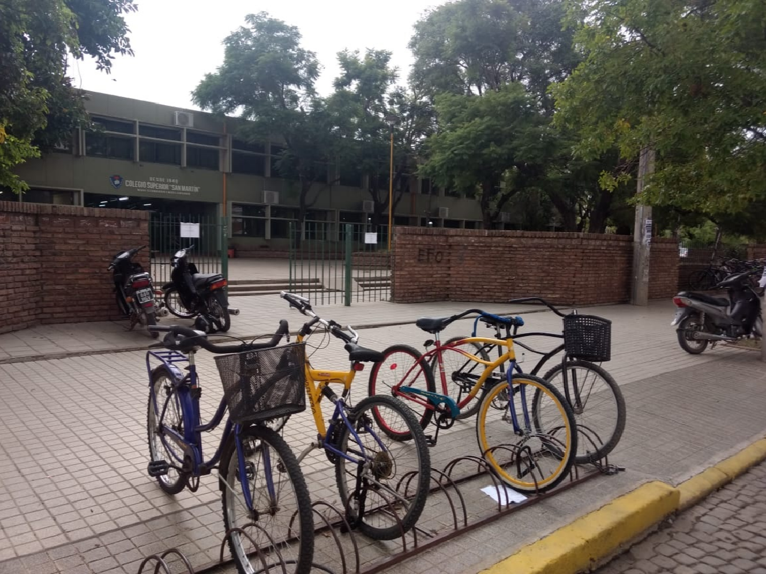 Ahora, las bicis y motos del San Martín se estacionan fuera del colegio