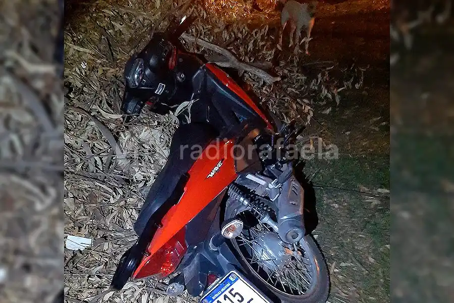 Robaron una moto de una escuela y la dejaron abandonada detrás de un galpón