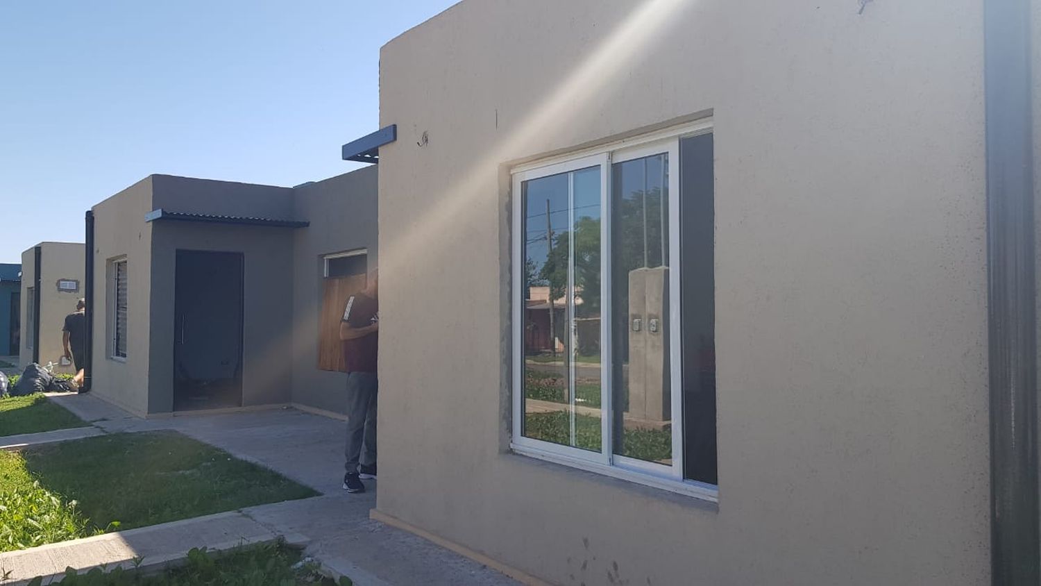 84 viviendas: comenzaron a colocar ventanas y hubo polémica porque "no hay para todos"