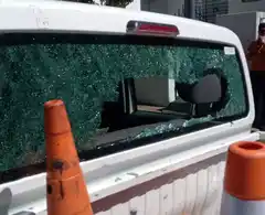 Le secuestraron la moto por conducir sin documentación y destrozó dos móviles de Tránsito