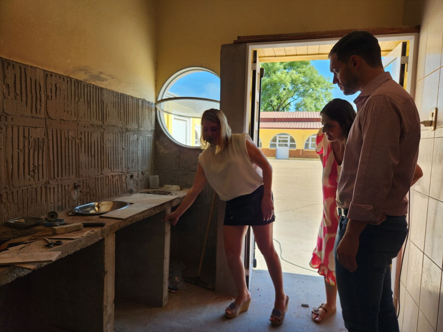 Castellina junto a directivos de instituciones del pueblo inspeccionando los trabajos