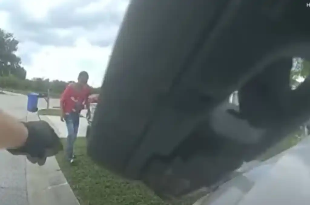 Los oficiales mantuvieron una negociación de unos 16 minutos con él, durante la cual el chico se llevó seis veces la pistola a la cabeza.