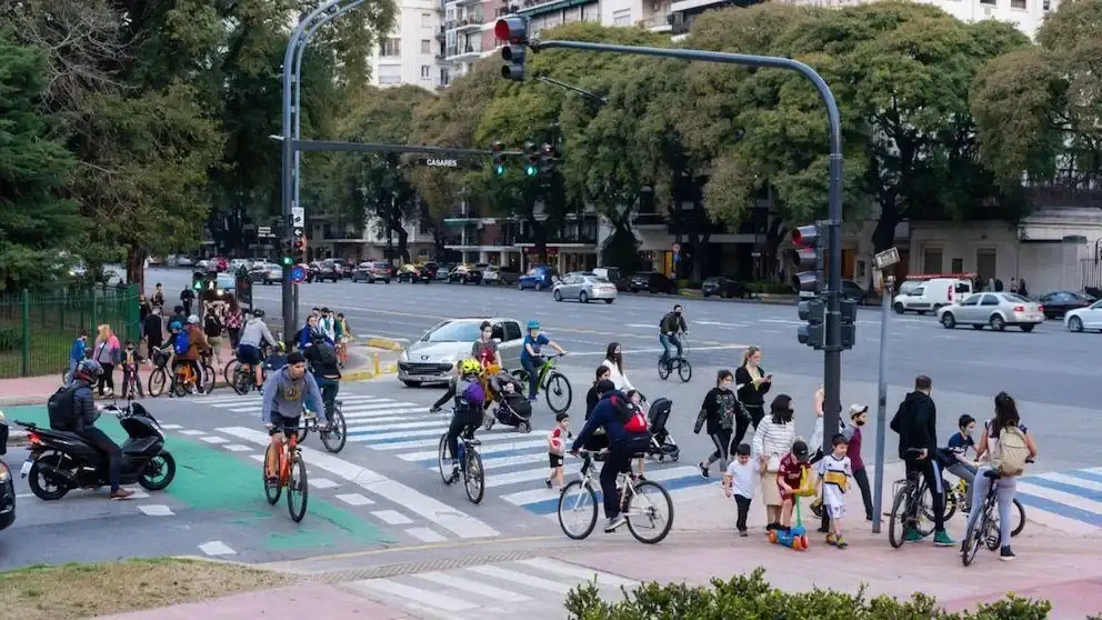 ciclistas que crucen la senda peatonal - 4