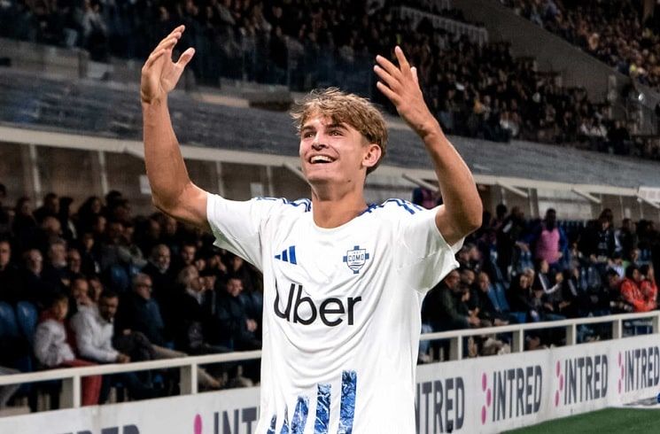 El argentino Nico Paz con la camiseta del Como.