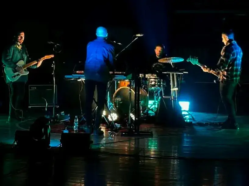 La banda presentó una obra audiovisual grabada en una sola toma
