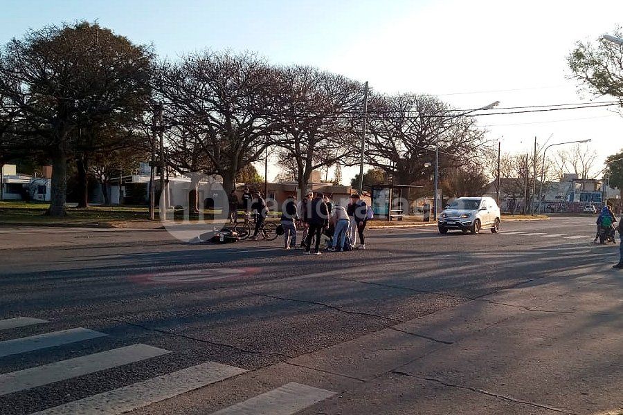 Fuerte accidente de tránsito en una esquina complicada terminó con un motociclista lesionado