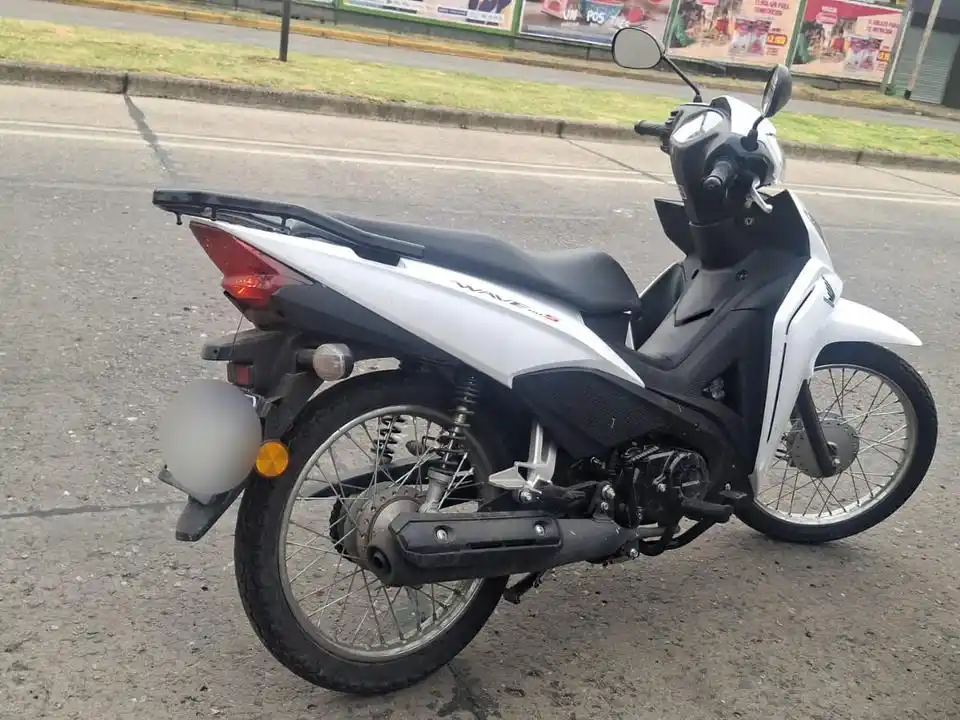 Detuvieron a un hombre y un adolescente con una moto robada en la zona norte
