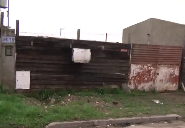 Evacuaron a una familia del barrio Movediza porque la lluvia inundó su casa