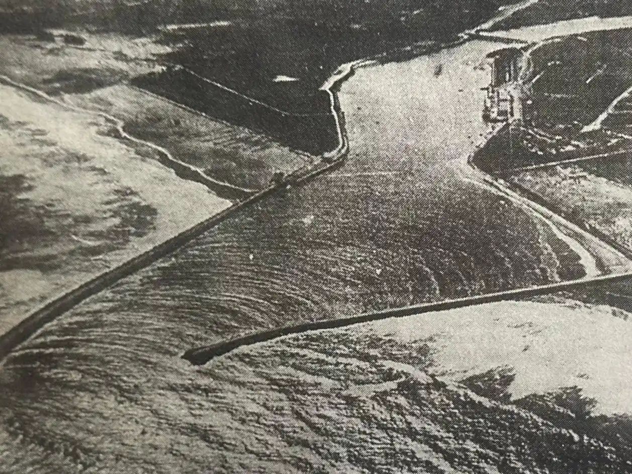 Una vista. De las escolleras hace varias décadas, sin construcciones en el sector portuario