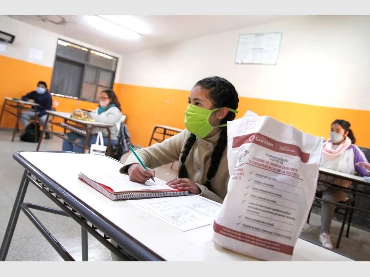 Qué requisitos deberán cumplir los estudiantes para asistir a clases