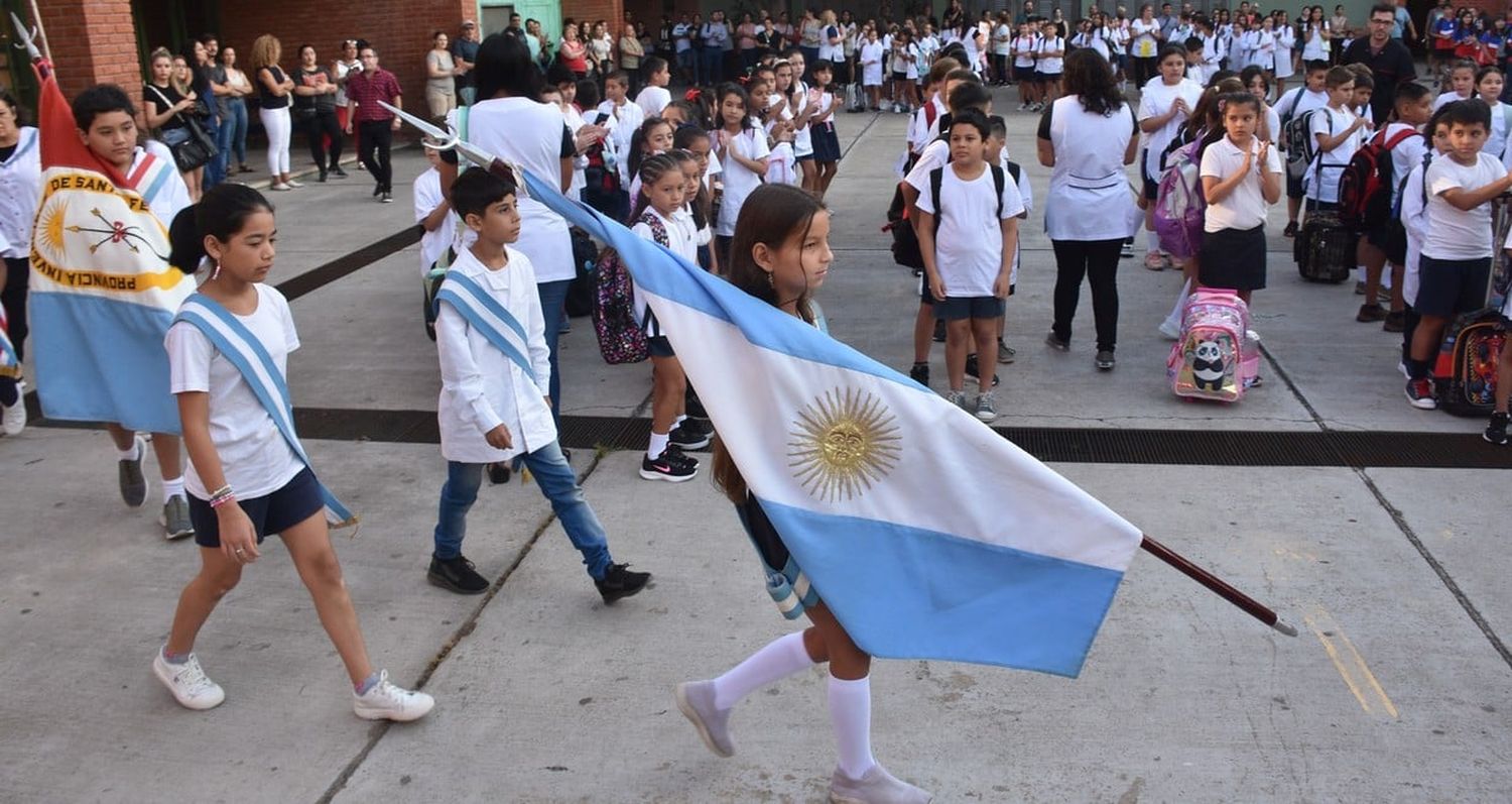 Cada escuela primaria santafesina recibirá una bandera de Argentina