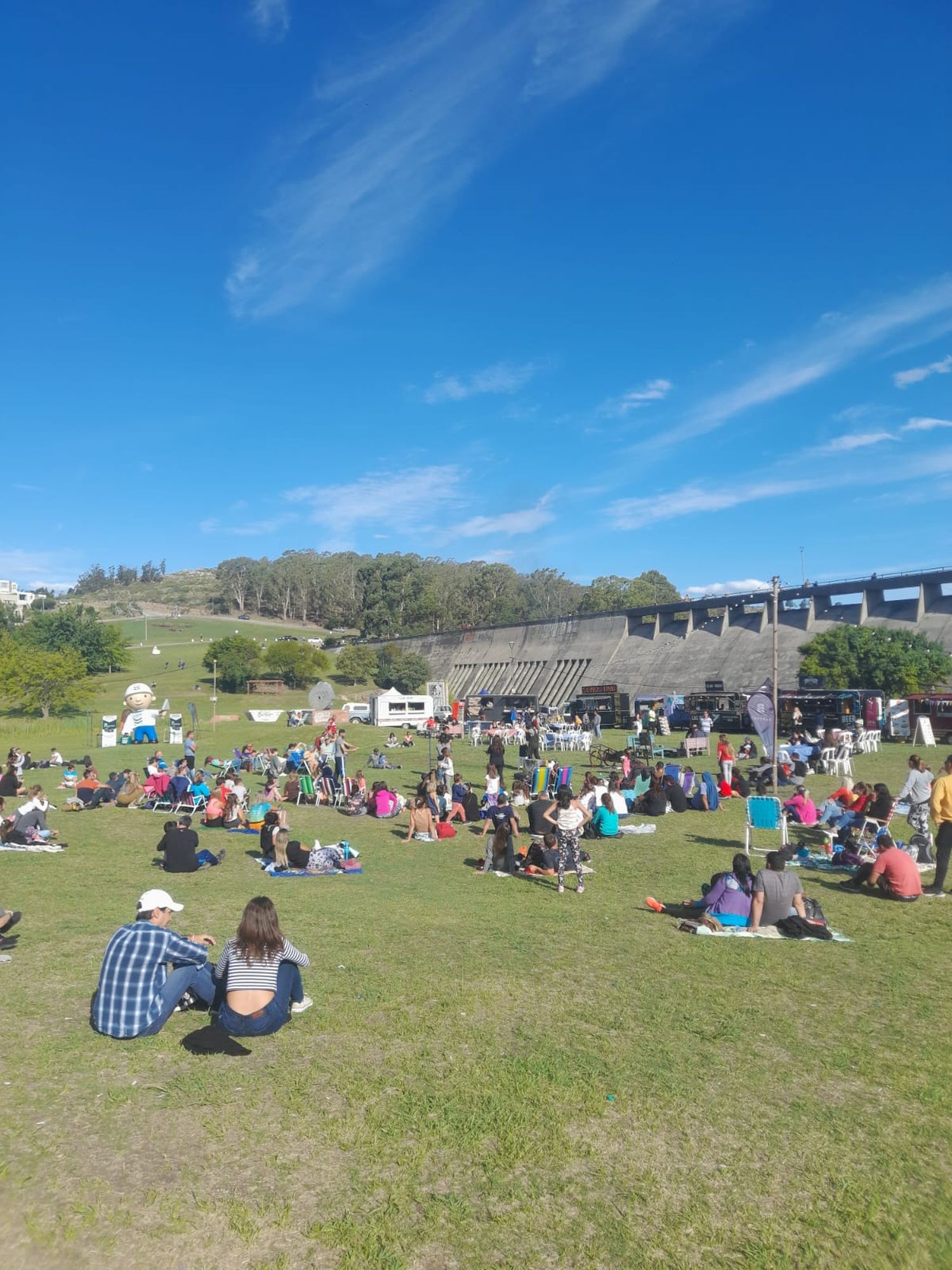 Tandilenses y turistas coparon desde temprano el Parque de la Industria y el Comercio.