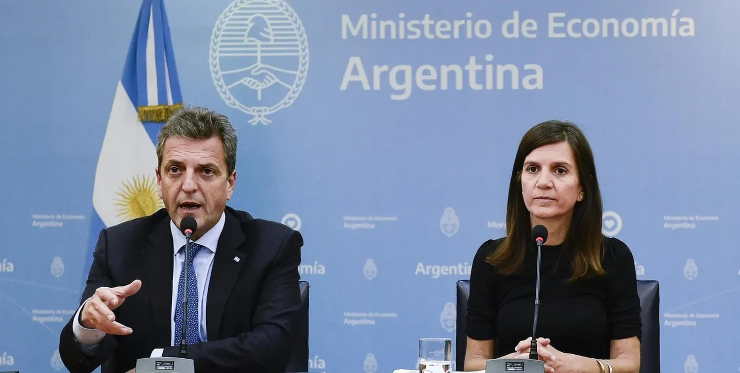 Massa y Raverta más allá del discurso: de 2019 a 2023 el haber mínimo perdió el equivalente a unos $50 mil -din bonos- según se desprende de los cálculos de Argañaraz. Con Mieli, la fórmula del Frente de Todos y la alta inflación arrancó acelerando pérdidas; todo depende de la movilidad jubilatoria a futuro. Crédito: Archivo.