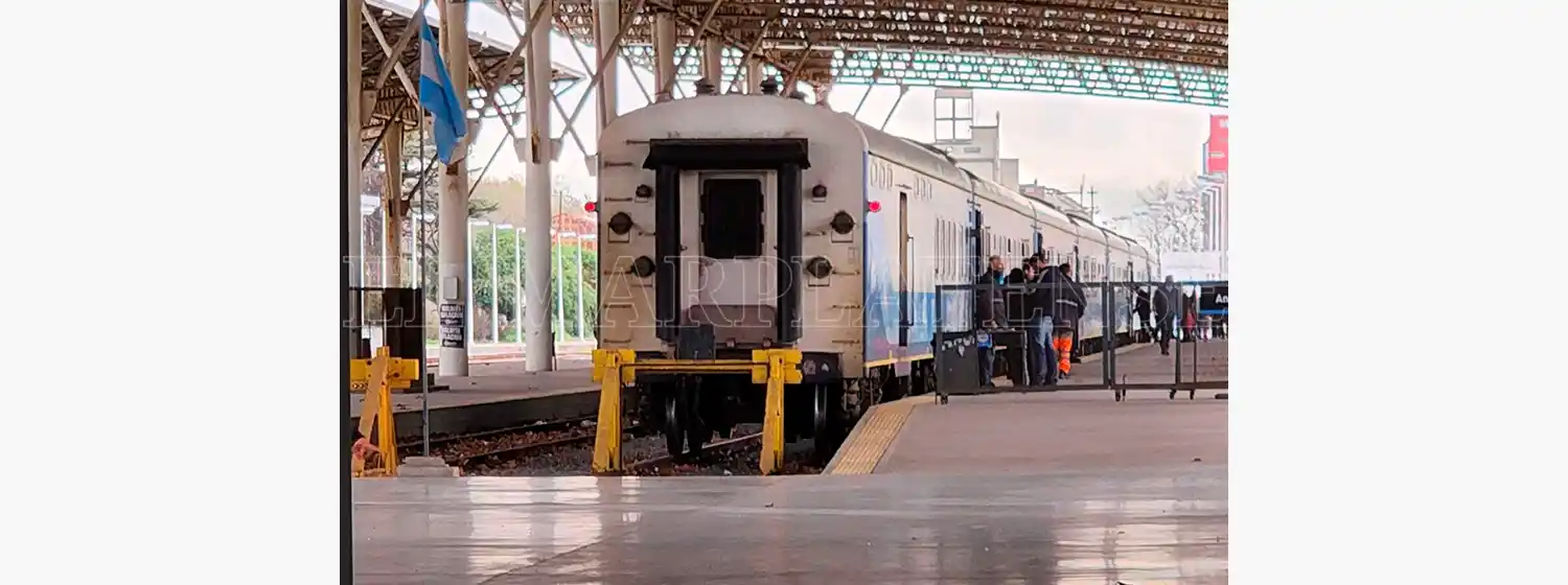 Video: a pesar del paro, salió el tren desde Mar del Plata