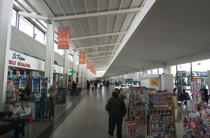 Malhumor, quejas e incertidumbre en la terminal por el paro de micros