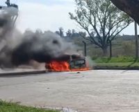 Bomberos sofocaron el incendio de un vehículo en Juan B. Justo