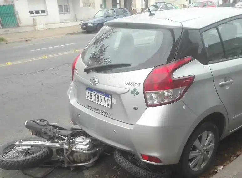 Hospitalizaron a un motociclista que chocó contra un auto estacionado