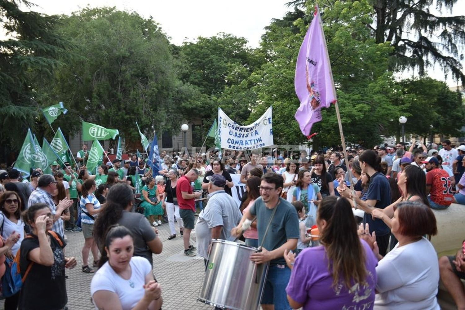 La CGT y la CTA local adhirieron junto a movimientos sociales a la convocatoria nacional contra el DNU de Milei