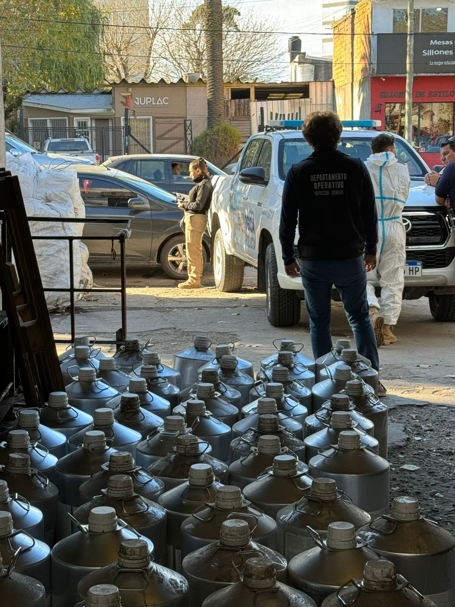 Clausuran un comercio y secuestran 62 botellas de una sustancia altamente tóxica