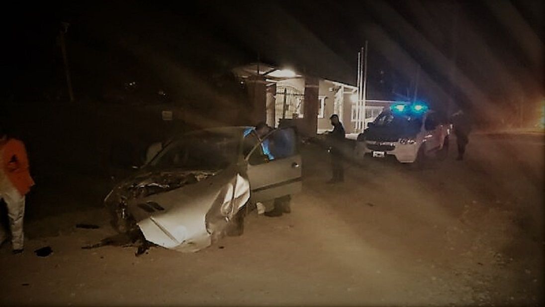 Un auto a gran velocidad chocó contra el portón de un barrio privado