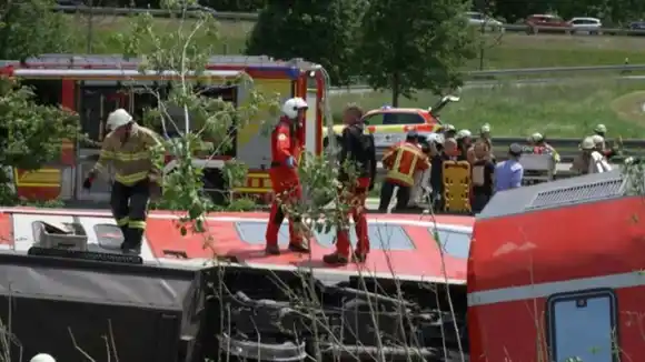 ¡TRAGEDIA EN ALEMANIA!  Al menos cuatro muertos y 30 heridos por un accidente de tren