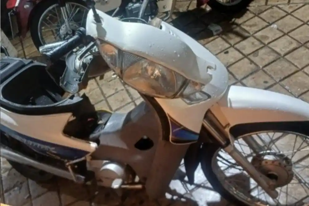 Un delincuente que robó una moto en Club Mitre terminó hospitalizado y detenido tras un choque