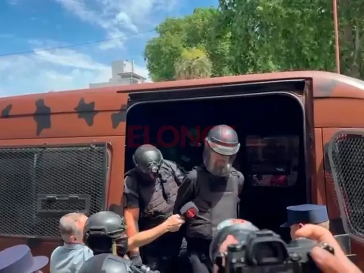 “Fui a rescatar a mi hijo”: la frase del acusado del doble femicidio al ser llevado a Gualeguaychú