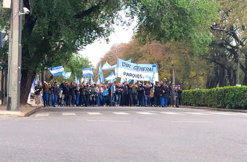 Trabajadores de parques reclaman mejores condiciones laborales: «Queremos defender los espacios públicos de Rosario»
