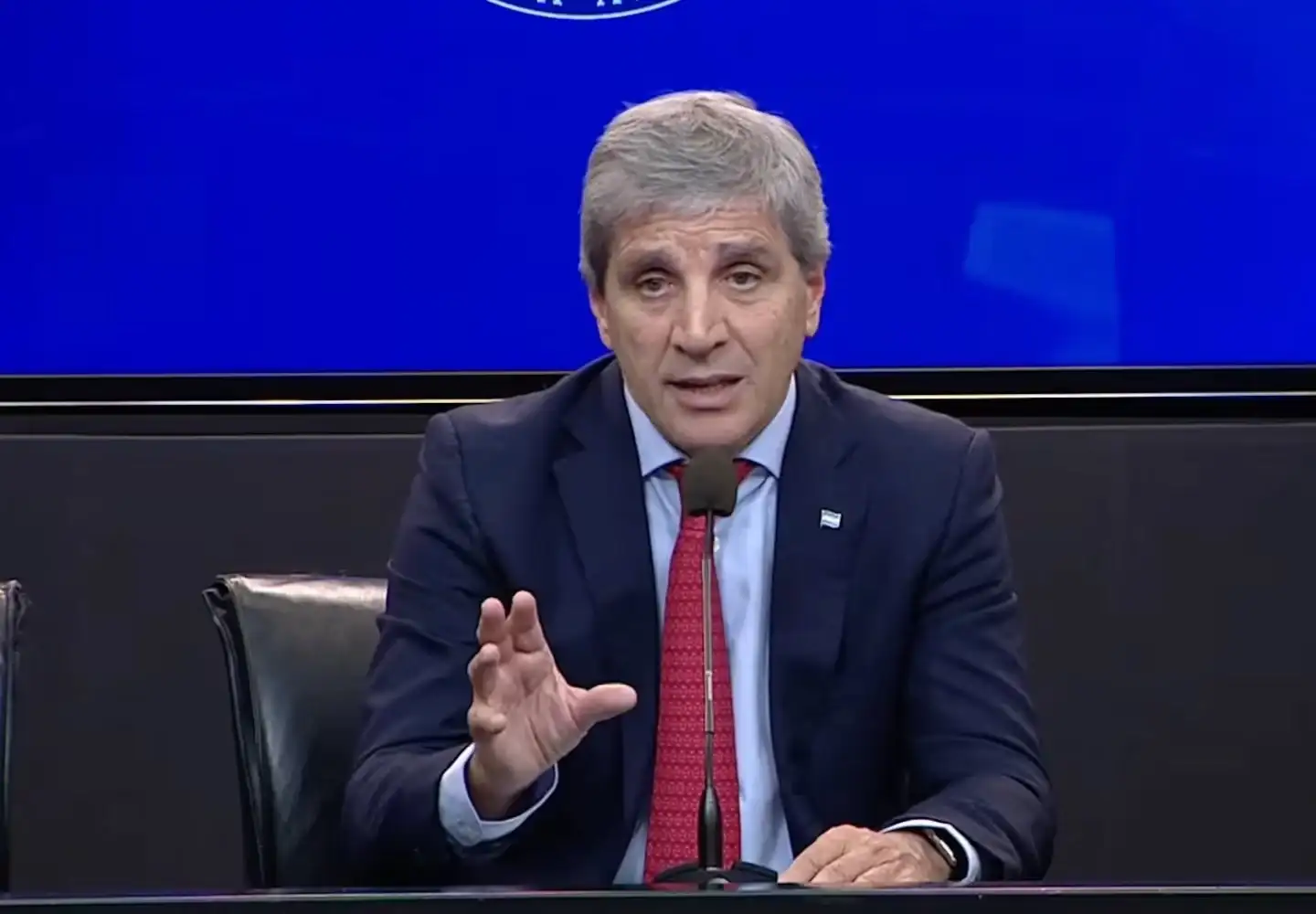 El Gobierno anunció que los bancos podrán prestar los dólares de sus clientes a todas las empresas