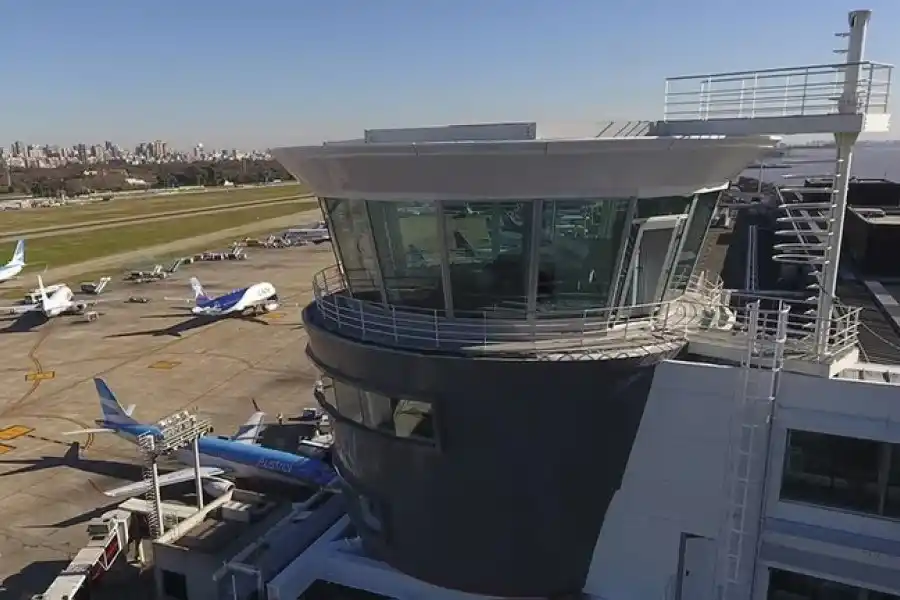 Inquietante episodio en Aeroparque: una mujer ingresó a una zona restringida y llegó hasta la torre de control