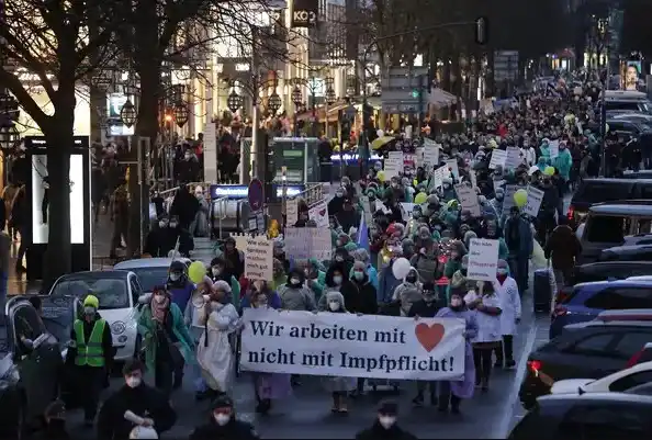 Ayer hubo marchas contra la vacunación obligatoria en varias ciudades europeas.