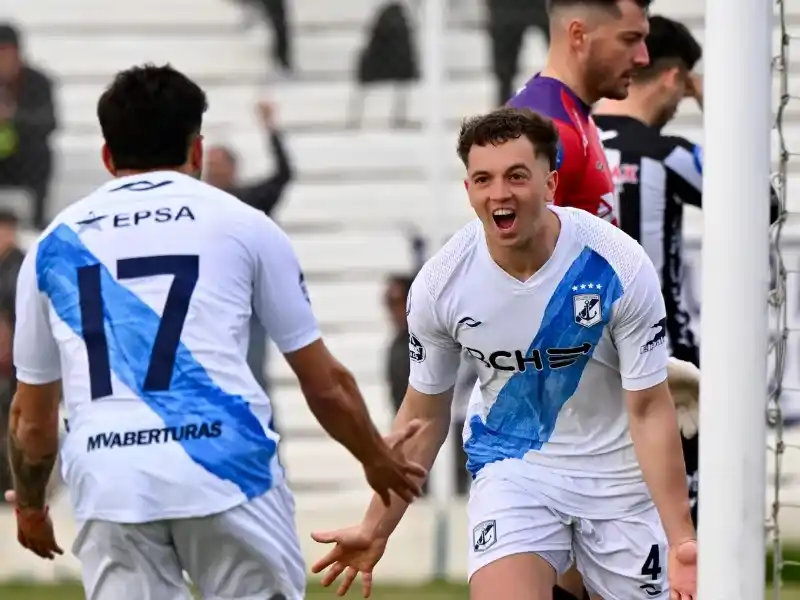 Werro festejando un gol para Brown de Puerto Madryn