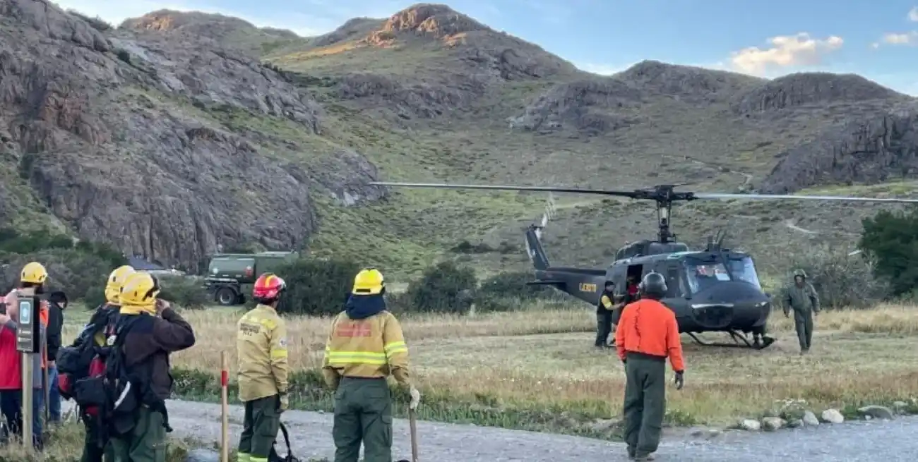 El Ejército Argentino apoya a brigadistas con helicópteros, helibaldes, drones y logística en El Chaltén y el Parque Nacional Los Alerces. Foto: Gentileza Ejército.