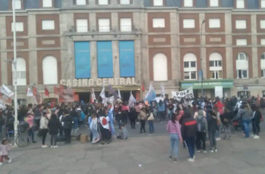 Corte y movilización de organizaciones sociales frente al Casino Central