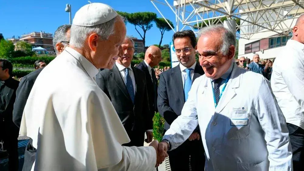 León XIV al llegar al Hospital Gemelli, saludando a su médico.