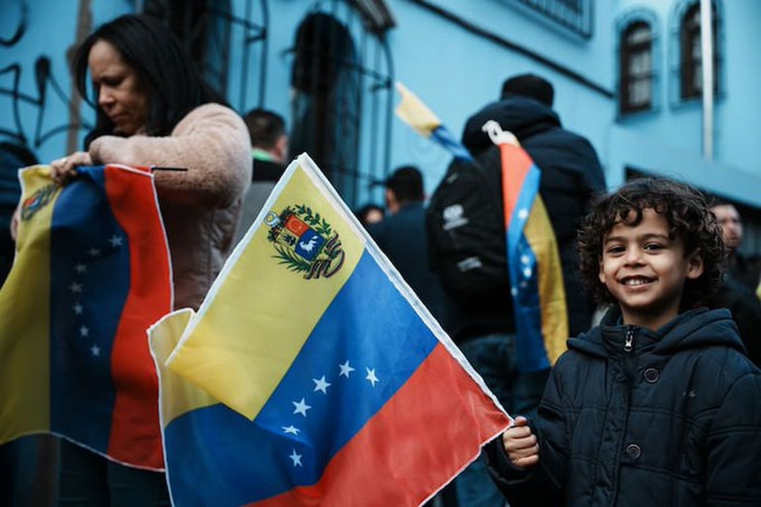 Solo el 1% de los residentes venezolanos en Argentina pueden votar este domingo en la Embajada.