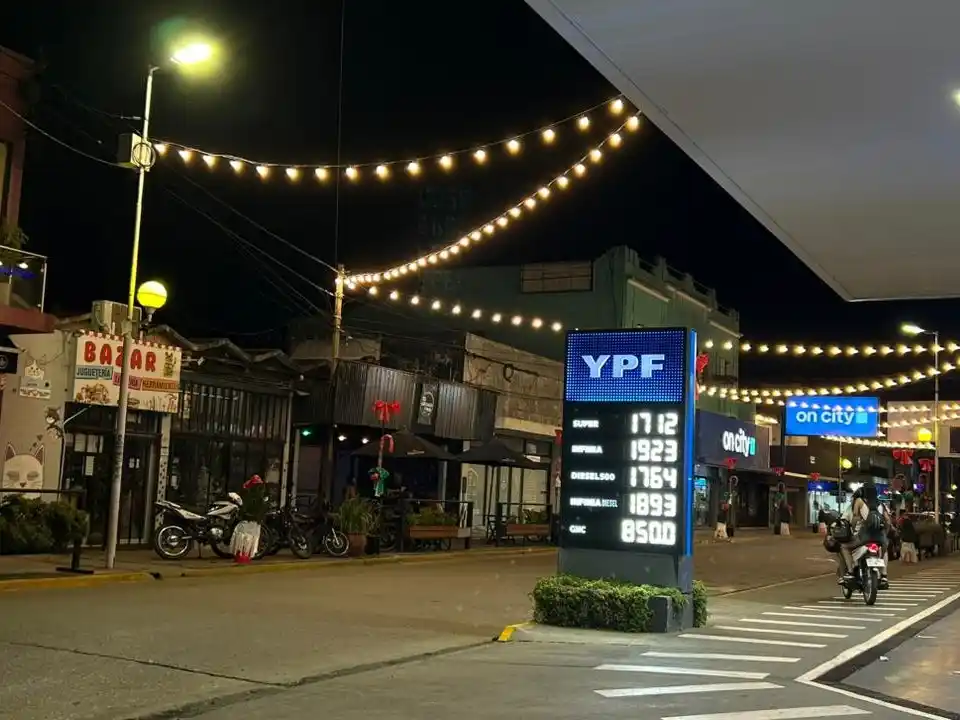 La cuadra de Mitre al 1000 se muestra diferente con la decoración emprendida por los comerciantes.