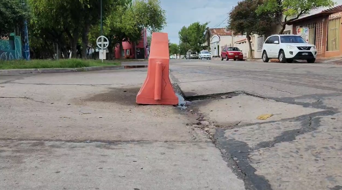 Tras el socavón, alerta en calle Tucumán por un nuevo hundimiento del pavimento