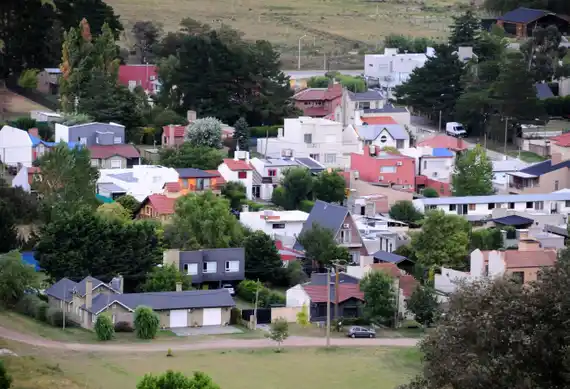 El reclamo por la falta de agua persiste en los barrios y esperan que haya soluciones antes del verano