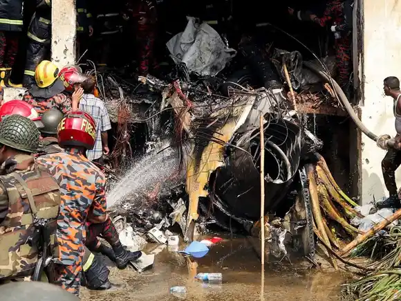 Al menos 16 muertos al estrellarse un avión militar contra una escuela en Bangladés