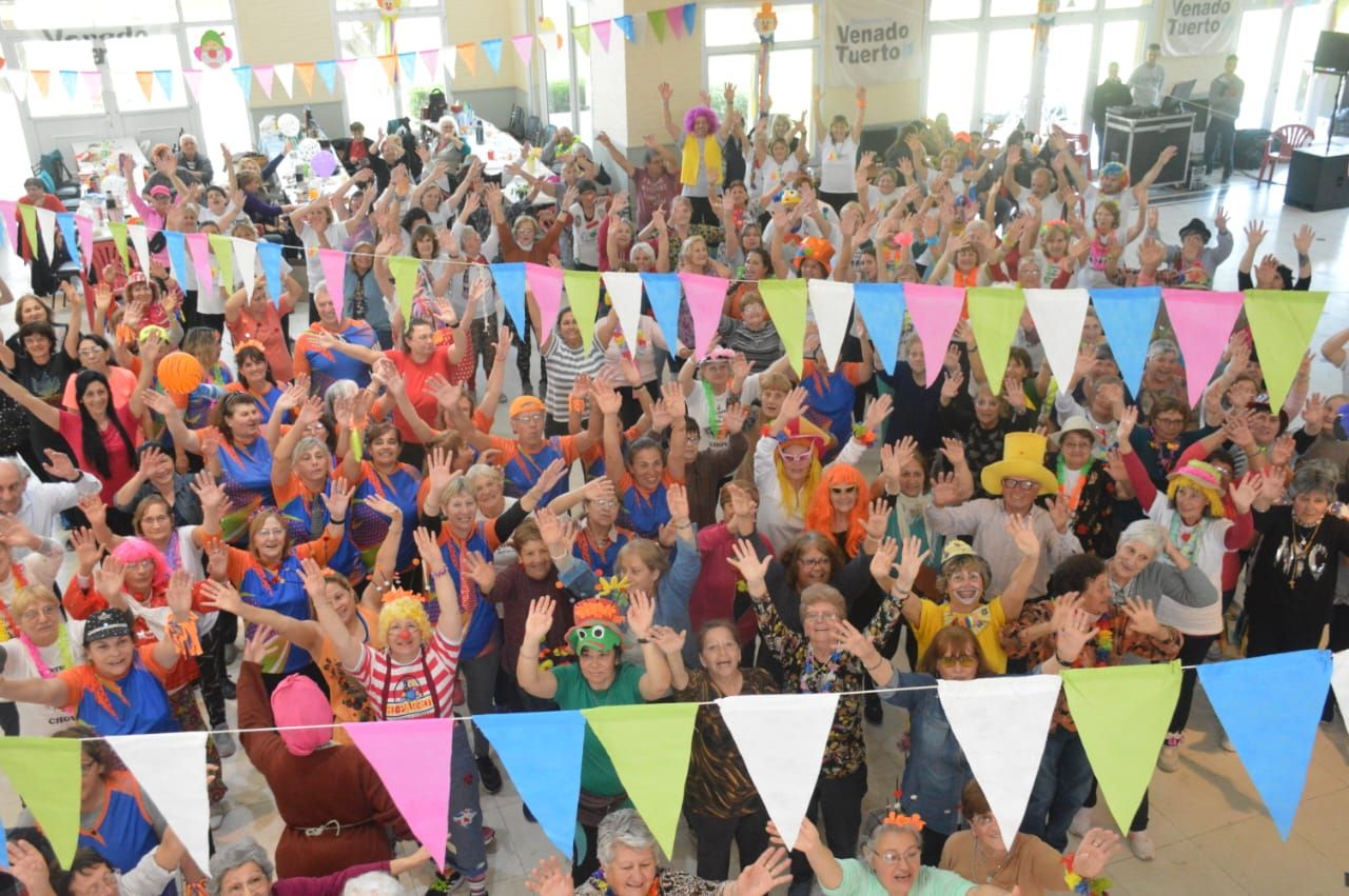 Felicidad y color. Los abuelos tuvieron su gran fiesta.