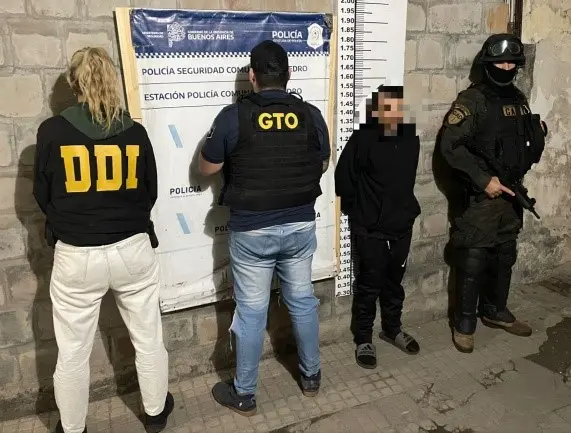 El operativo fue difundido en un video por la policía y el joven de 24 años está imputado por tenencia de armas y droga.