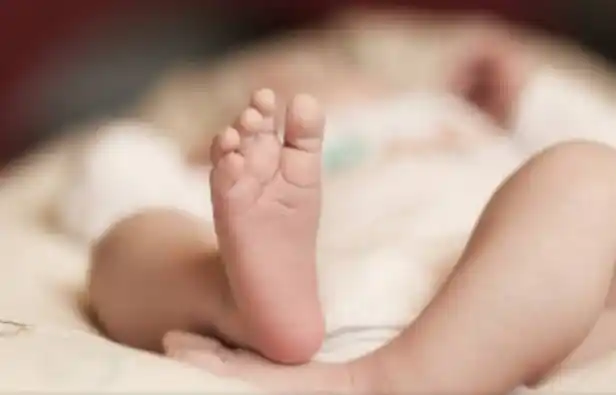 Una nena fue al médico por un dolor de panza y dio a luz un bebé