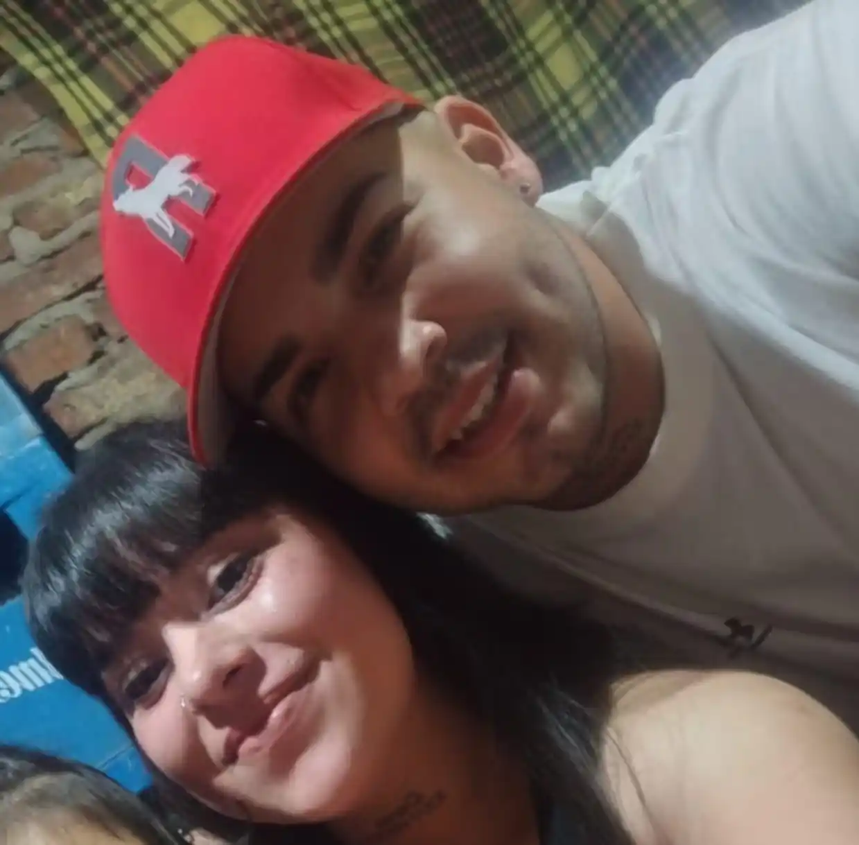 La joven de 25 años sufrió heridas en el abdomen, en un brazo y un dedo.