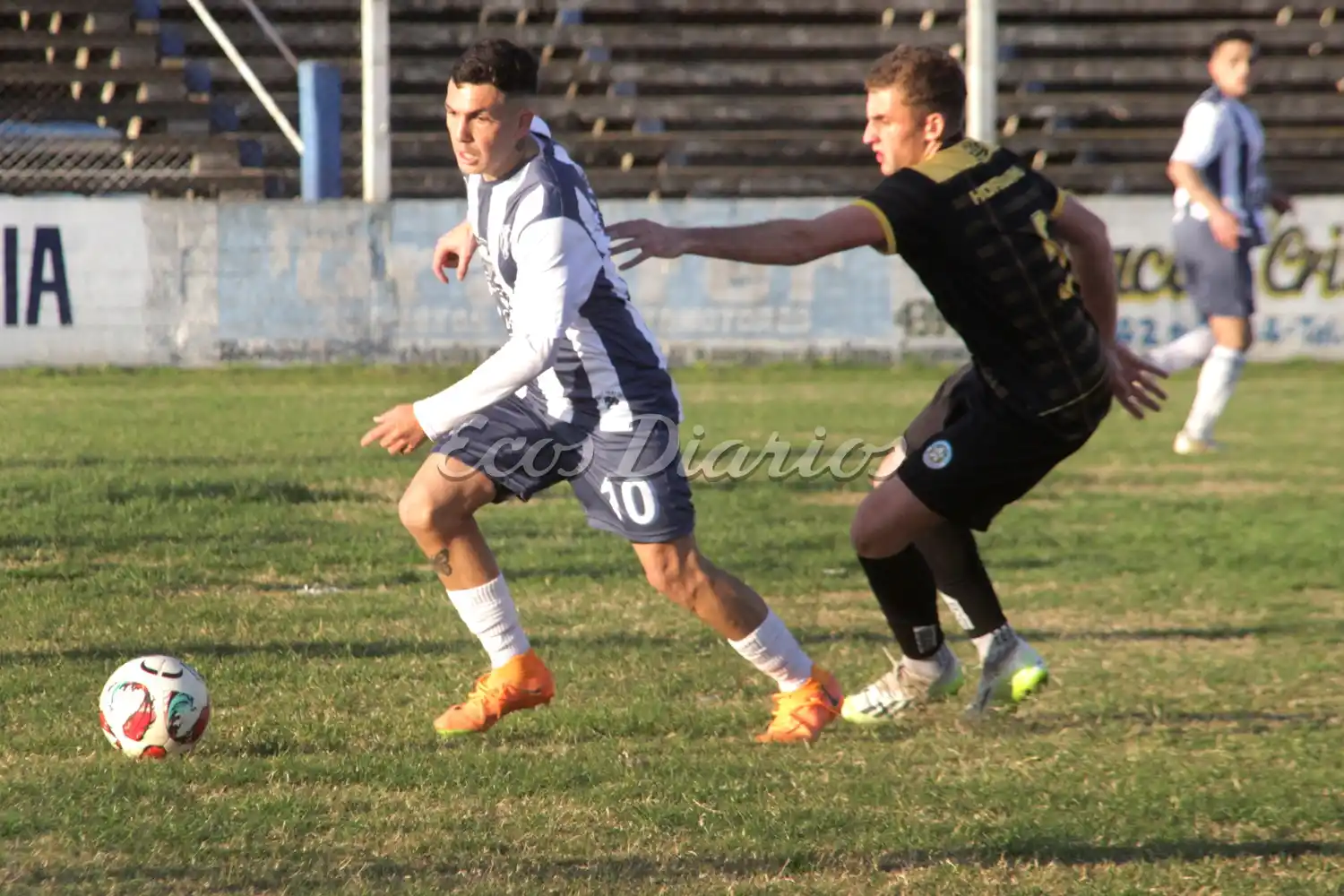 Ariel Ríos elude la marca de Lombardelli en el círculo de la mitad de la cancha