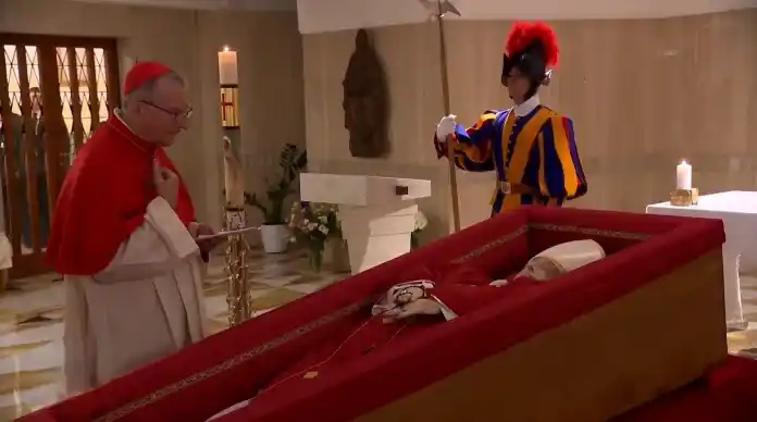 Publican las primeras fotos y un vídeo del Papa Francisco en el ataúd